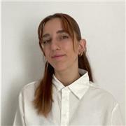 Me considero una persona responsable, organizada y paciente. Tengo gran interés por la enseñanza de idiomas y disfruto ayudando a
